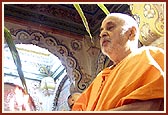 Swamishri performs arti in Akshar Deri 