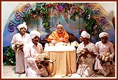 Devotees who had brought the annakut prasad from Amdavad