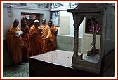 Swamishri doing darshan in the room where Yogiji Maharaj resided