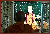 Darshan of Shastriji Maharaj in Akshar Deri