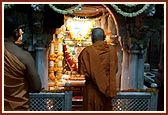 Swamishri engaged in darshan at Akshar Deri