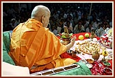 Swamishri performs pujan of kalash