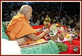 While chanting the Janmangal Namavali (Shriji Maharaj's 108 names) Swamishri offers tulsi leaves 