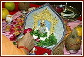 While chanting the Janmangal Namavali (Shriji Maharaj's 108 names) Swamishri offers tulsi leaves 