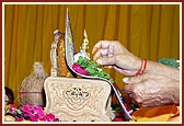 While chanting the Janmangal Namavali (Shriji Maharaj's 108 names) Swamishri offers tulsi leaves 