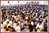 Swamishri and devotees pray for peace and good wishes for the New Year