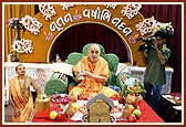 Swamishri performs arti