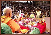 Swamishri performs arti