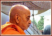 Swamishri prays and bows to the deities