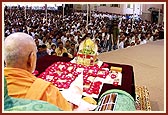 Swamishri chants the holy name of Swaminarayan in his puja