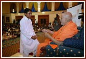 Swamishri interacting with the balaks