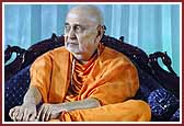Swamishri in the Kishore -Kishori Din evening assembly