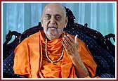 Swamishri blesses Kishore-Kishori Din assembly