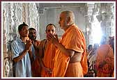  Swamishri engrossed in darshan 
