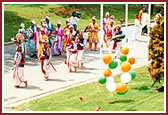 Kishores and devotees give a grand traditional reception to Swamishri at Atlanta Mandir