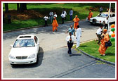 Kishores and devotees give a grand traditional reception to Swamishri at Atlanta Mandir