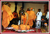 Swamishri performs prostrations