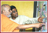 Swamishri viewing the exhibitions prepared by Kishores and Kishoris 