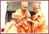 Swamishri embarking from the plane at Charlotte