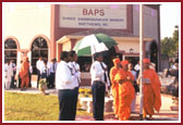 Swamishri performs the flag raising ceremony August 15 2000 in mandir foreground  