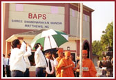 Swamishri performs the flag raising ceremony August 15 2000 in mandir foreground 