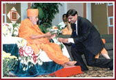 Swamishri in welcome assembly 