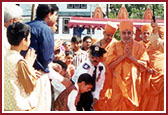 Swamishri's arrival at the temple in New york