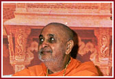 Swamishri enjoying the bal-din program