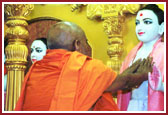 Swamishri performing the Murti pratistha rituals for  Akshar Purushottam Maharaj