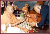 Dr. Narsinhbhai Patel, president of BAPS Canada, welcomes Swamishri to Canada.