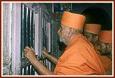 Swamishri performs prostrations and engages in darshan of Akshar Ordi where Shriji Maharaj had stayed in the darbar of Dada Khachar